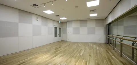 寝屋川市立地域交流センター（アルカスホール） 練習室・スタジオ：鏡とバーのあるリハーサル室
