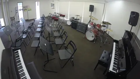 水嶺湖音楽スタジオ（日本昭和音楽村）：ドラムセットとピアノのある音楽スタジオ