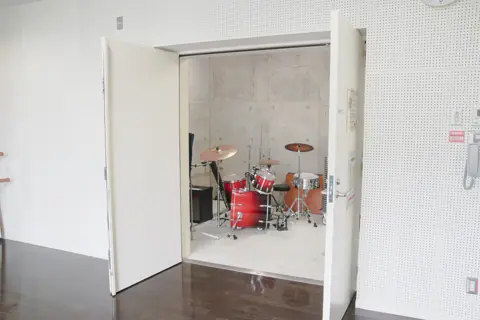 大分市市民ホール スタジオA/B/C：ドラムが見える防音扉の部屋
