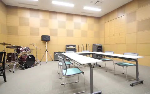 岡崎市シビックセンター リハーサル室 第1：ドラムとアンプのある部屋