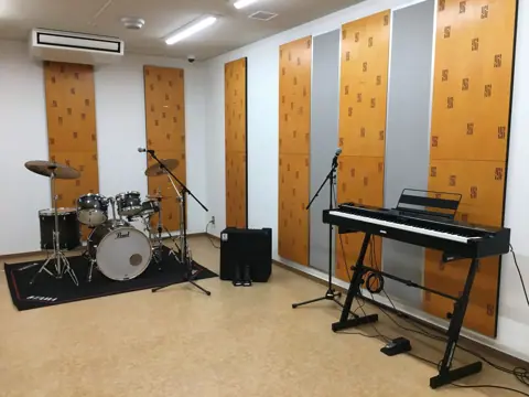 桶川市坂田コミュニティセンター 音楽室1・2：音楽室1（ドラムセットとキーボード）