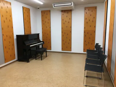桶川市坂田コミュニティセンター 音楽室1・2：音楽室2（アップライトピアノ）