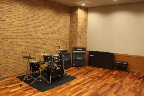 ミュージックタウン音市場 音楽スタジオ：Studio2（ドラムセットとアンプ）