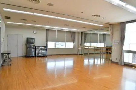 クレオ大阪西 多目的室（音楽室）：鏡とバーのある多目的室