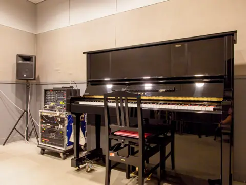 KOKO PLAZA（大阪市立青少年センター）音楽練習室：アップライトピアノと音響機材のある部屋