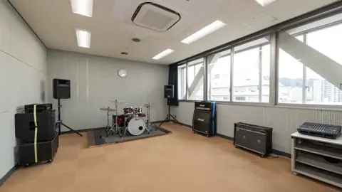 スカイプラザ浜大津 スタジオ・練習室：ドラム、アンプ、ミキサーのある練習室