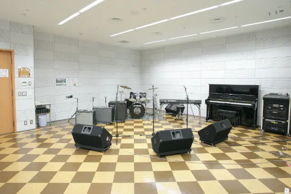 ほねごり杜のホールはしもと 練習室・音楽スタジオ(ドラムセットとピアノのある音楽スタジオ)