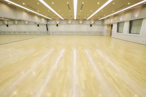 相模女子大学グリーンホール（相模原市文化会館）リハーサル室・練習室：フローリングの広い室内