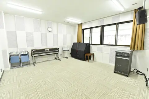 与野本町コミュニティセンター 音楽室：音楽室の室内とアップライトピアノ