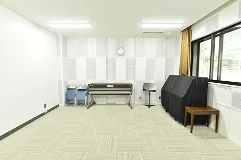 与野本町コミュニティセンター 音楽室：音楽室の室内