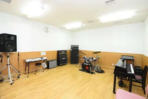 浦和コミュニティセンター 音楽室：ドラム・アンプ・キーボードのある音楽室