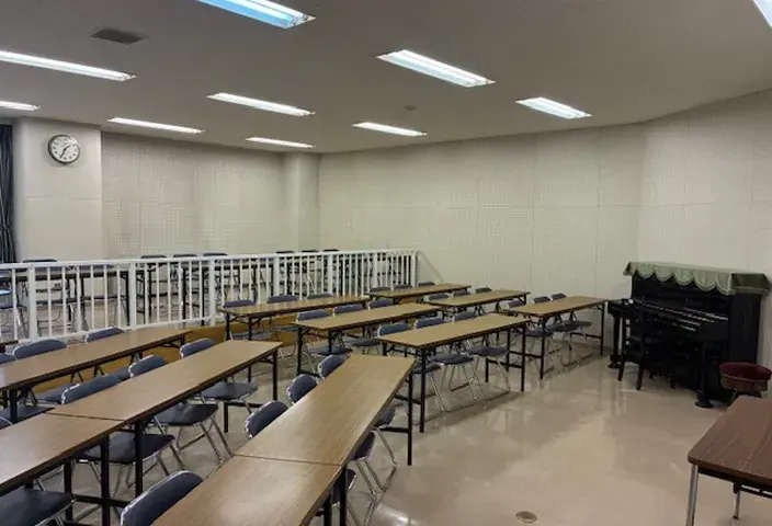 堺市立栂文化会館 音楽室(視聴覚室・音楽室の室内とアップライトピアノ)
