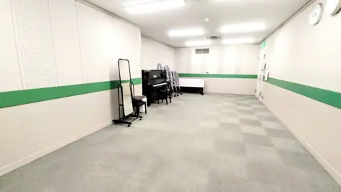 佐倉市民音楽ホール 練習室1・2：練習室2のアップライトピアノ