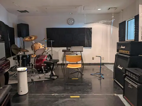 佐倉市ヤングプラザ スタジオ（音楽室）（スタジオのドラムとアンプ）