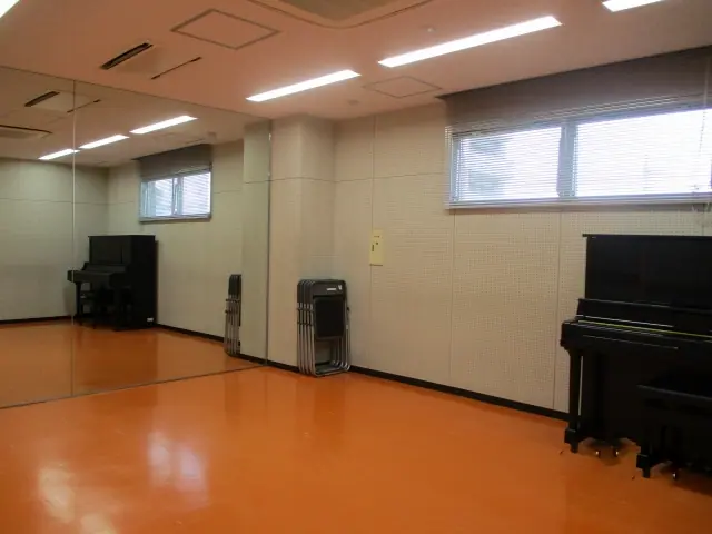 フラワータウン市民センター リハーサル室・第1楽屋(練習室)(リハーサル室のアップライトピアノと鏡)