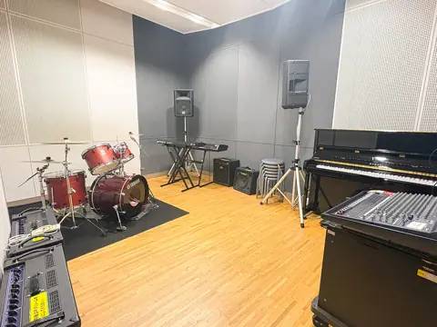 三田市総合文化センター 郷の音ホール 練習室・リハーサル室：練習室3のドラム・アンプ・ミキサー