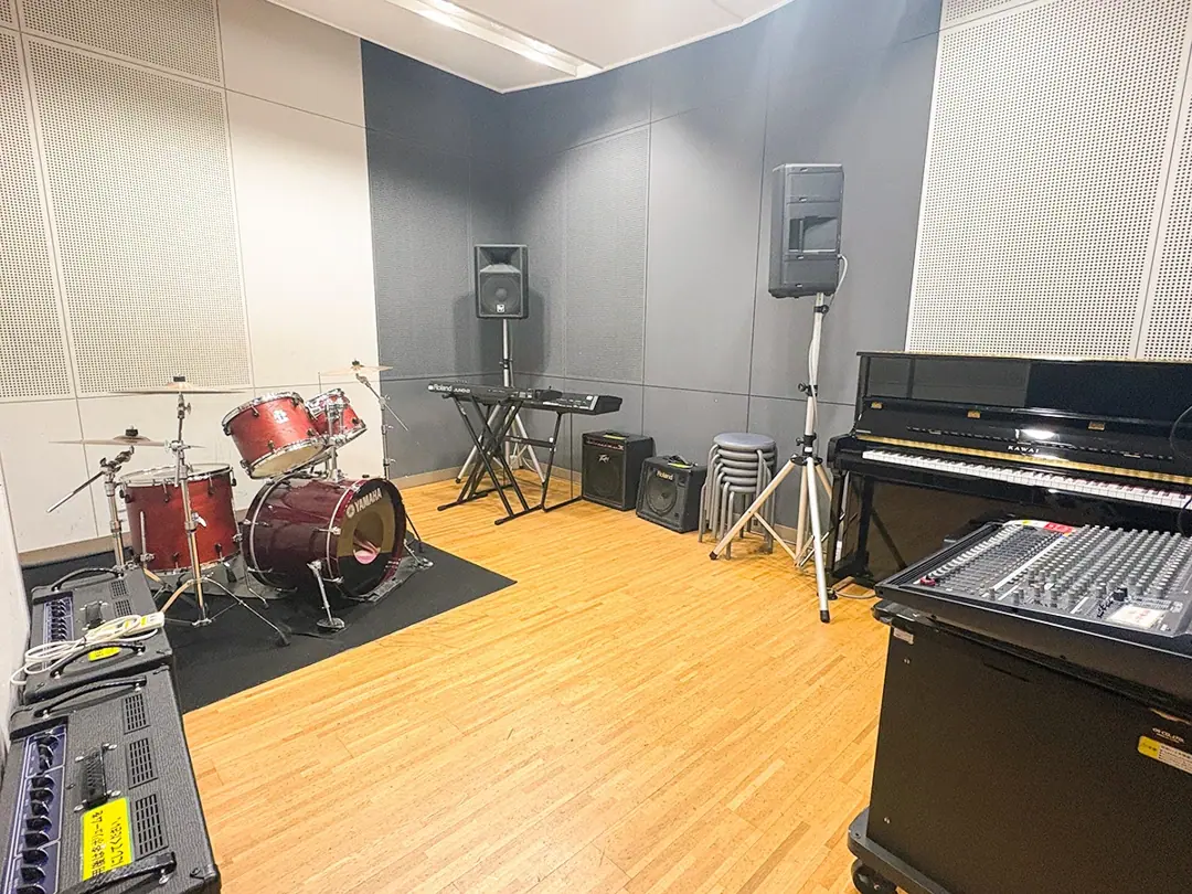 三田市総合文化センター 郷の音ホール 練習室・リハーサル室（練習室3のドラム・アンプ・ミキサー）