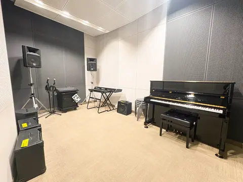 三田市総合文化センター 郷の音ホール 練習室・リハーサル室：練習室2のアップライトピアノとアンプ
