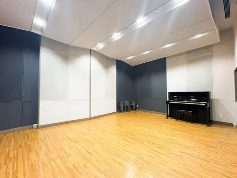 三田市総合文化センター 郷の音ホール 練習室・リハーサル室：練習室1の室内とアップライトピアノ