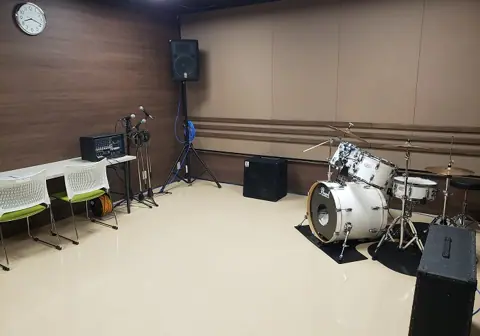 高松市 アートステーション 練習用スタジオ(IKODE瓦町)(ドラムセットとアンプのある練習室)