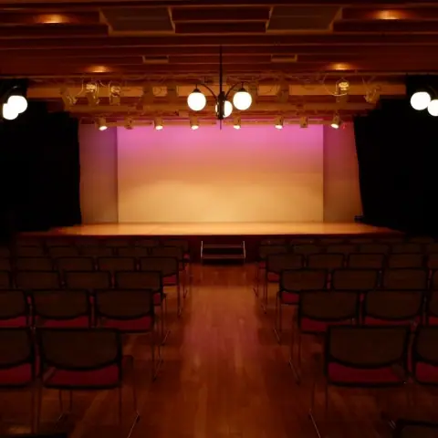 宝塚文化創造館 マイレッスンタイム(講堂ホールのステージと客席)