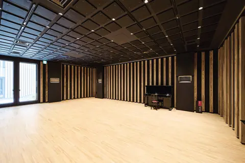 高槻城公園芸術文化劇場 南館 音楽系スタジオ（アップライトピアノのあるスタジオの室内）