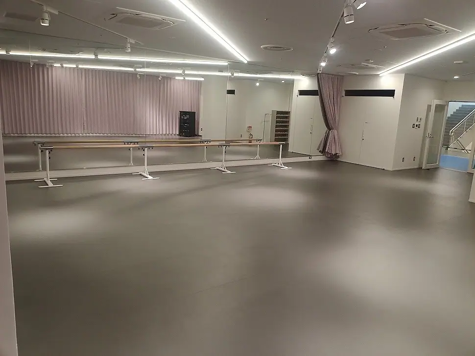 とくぎんトモニプラザ(徳島県青少年センター)小音楽室・音楽スタジオ(音楽・ダンススタジオの室内とバー)