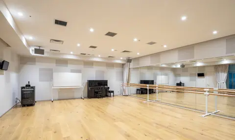 苫小牧市民文化ホール ART CUBES スタジオ1・2・ピアノルーム：鏡とアップライトピアノのあるスタジオ