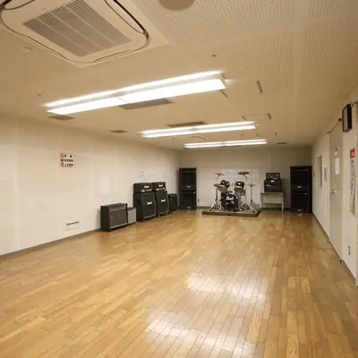 富田林市すばるホール 音楽練習室：ドラムとアンプのある室内