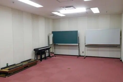 鳥取市文化ホール・練習室：電子ピアノとホワイトボードのある練習室