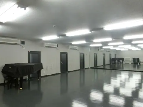 豊中市立文化芸術センター 練習室・スタジオ（グランドピアノと鏡のある練習室）