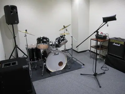 サンヒルズ安濃ハーモニーホール ミュージックルーム(ドラムとアンプのある室内)