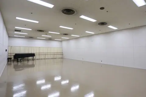 宇都宮市文化会館 第1練習室（第1練習室の室内とグランドピアノ）