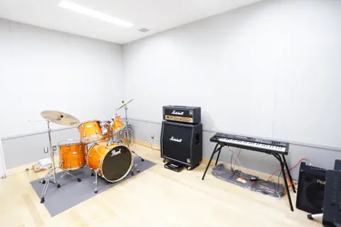 八千代市市民会館 音楽練習室・リハーサル室：第2音楽練習室のドラムとアンプ