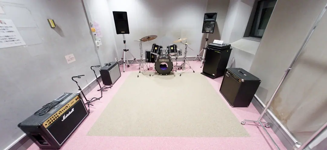 サンハート（横浜市旭区民文化センター）音楽工房（ドラムセットとギターアンプのある音楽工房）