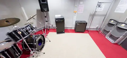 サンハート（横浜市旭区民文化センター）音楽工房：ドラムセットとアンプのある音楽工房