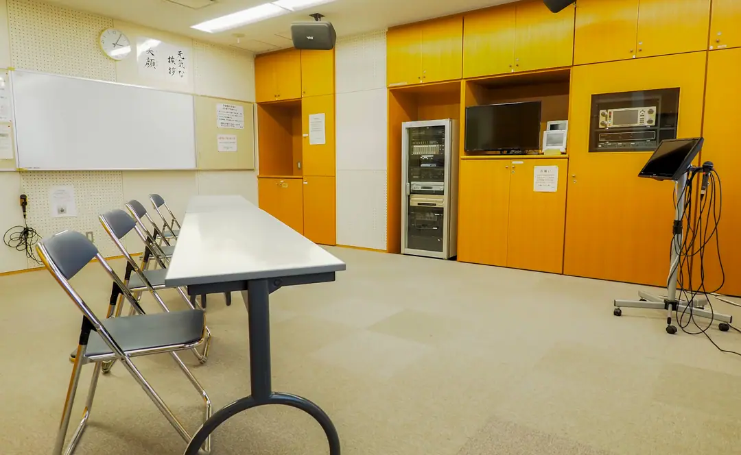 横浜市上飯田地区センター(音楽室。カラオケ機材と譜面台)