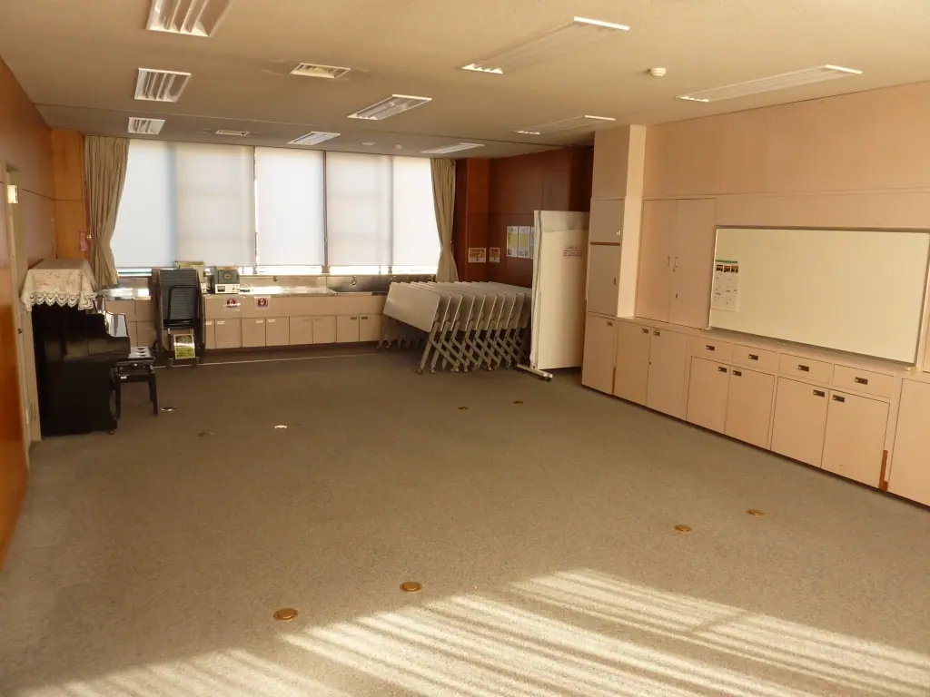 横浜市十日市場地区センター(アップライトピアノのある工芸室)