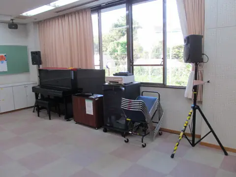横浜市豊田地区センター：アップライトピアノとスピーカーのある音楽室