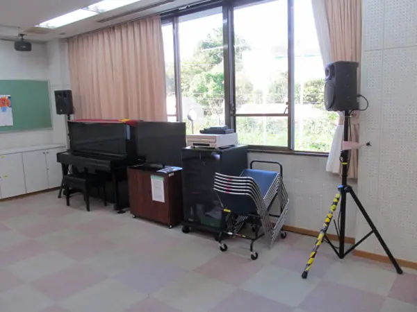 横浜市豊田地区センター(アップライトピアノとスピーカーのある音楽室)