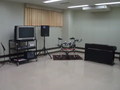 鴨居コミュニティセンター 音楽室：電子ドラム・ピアノ・スピーカーのある音楽室