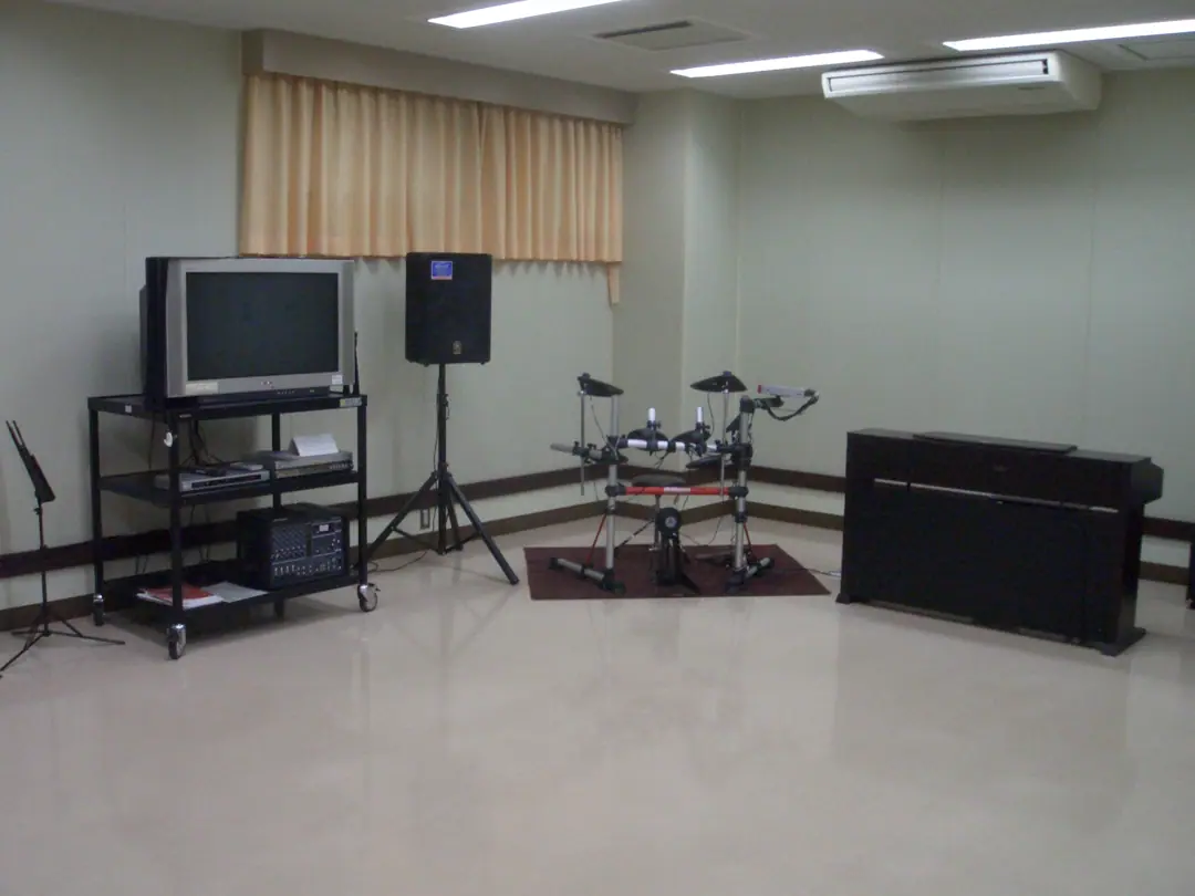 鴨居コミュニティセンター 音楽室(電子ドラム・ピアノ・スピーカーのある音楽室)