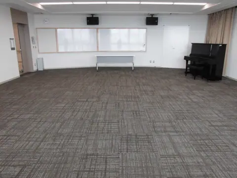 大津コミュニティセンター 音楽室（アップライトピアノのある室内）