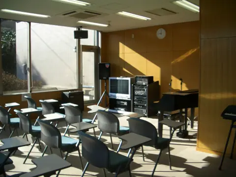 武山コミュニティセンター 音楽室：ピアノと椅子のある音楽室