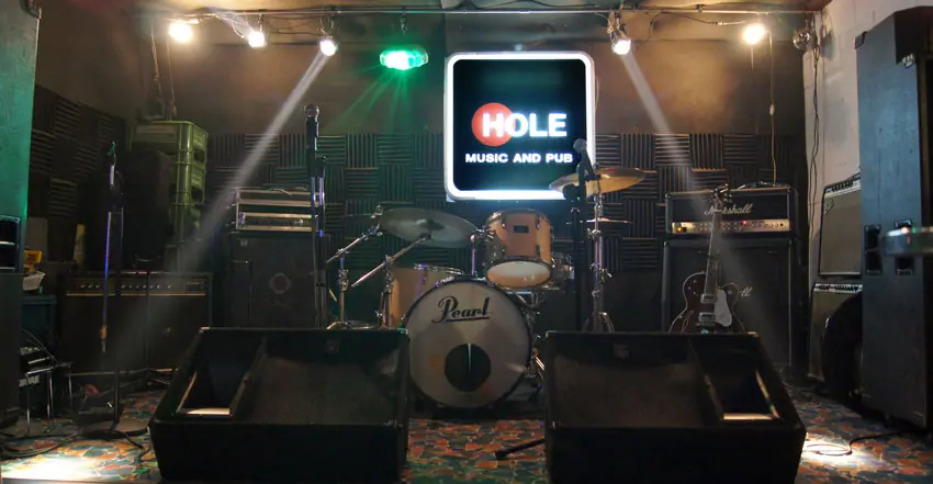 PUB HOLE（パブホール）（ステージのドラムとアンプ）