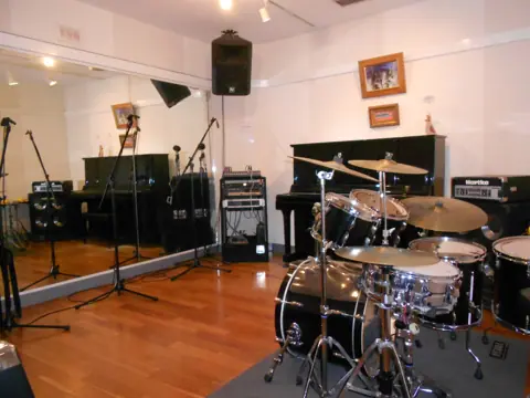 R'STUDIO YAGOTO(ドラムセット・アンプ・ピアノのある室内)