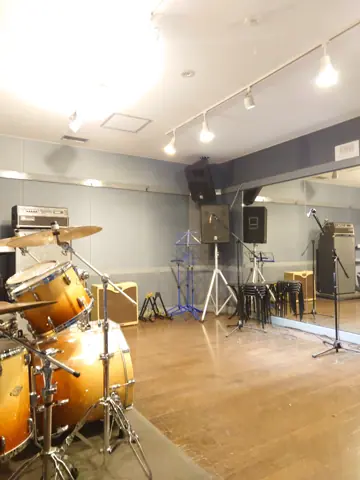 R'STUDIO YAGOTO：ドラムセットのある室内
