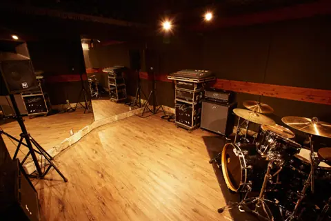 RE:BIRTH STUDIO（ドラムとアンプのあるスタジオ）