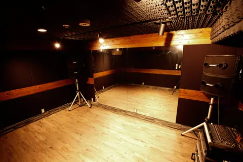 RE:BIRTH STUDIO：スピーカーとミキサーのあるスタジオ