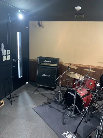 Rec studio SPOOL：ドラムセットとアンプのある室内